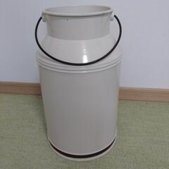 【値下げ中】レトロ風ミルク缶の画像