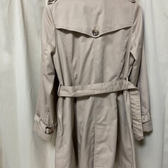 ベージュトレンチコートの画像