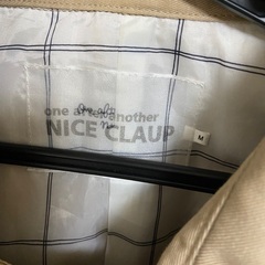ベージュトレンチコートの画像