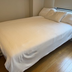 IKEA 美品ダブルベッド　フレーム&マットレスの画像