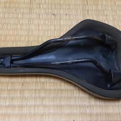 サイクルベースあさひ プレジョンスポーツ クロスバイク ２０１８年頃のモデルからの中古 サドル◆傷有り 欠損(けっそん)有り ジャンク品◆現状渡し precision machine forme tt  自転車 ロードバイク スポーツサドル の画像