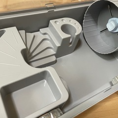 小動物用ケージ 透明/グレー 給水ボトルと未使用品トンネルチューブ付きの画像