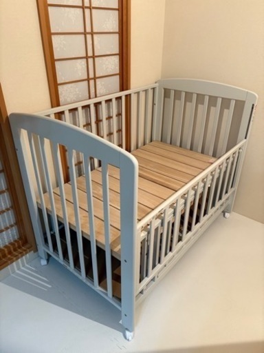 【お譲り先決定しました】ベビーベッド ハイタイプ 床板すのこ タチベッド　カトージ(KATOJI)