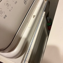 据え置き型食洗機と、棚のセットの画像