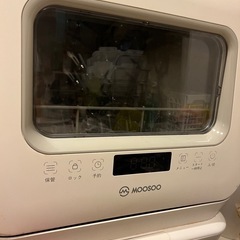 据え置き型食洗機と、棚のセットの画像
