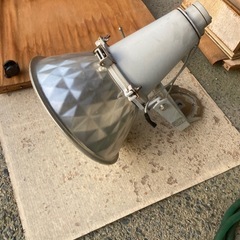 水銀灯　HID照明器具　安定器なし、電球あり投光器　工場　グラウンドの画像