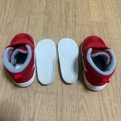ベビーシューズ　asics 赤　13.5cm 男の子　女の子　ハイカットの画像