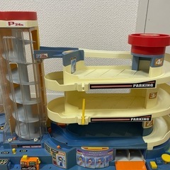 トミカ　スーパーオートトミカビル　車　駐車場の画像