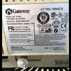 1999年製のGateway E-7006ブラウン管テレビ。の画像