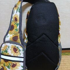 🌻ひまわり柄、ボディバッグの画像