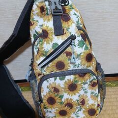 🌻ひまわり柄、ボディバッグの画像