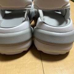 adidas ホワイト コンフォートサンダルの画像