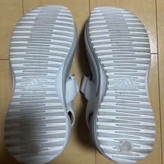 adidas ホワイト コンフォートサンダルの画像