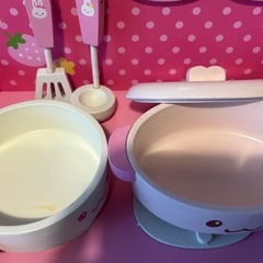 木製　マザーガーデン おままごとキッチン うさもも  横幅46cm     奥行き24cm 高さ51.5cm（作業台までは30cm）  木製  子供が遊んでいた物ですので、所々に傷、汚れ、塗装剥がれがあります。 扉の汚れ、オーブンの扉の傷、本体のピンクの塗装剥がれ等写真でご確認の上ご検討下さい。  写真の物が全てになります。 中古品ですのでご理解のほどよろしくお願いいたします。  箱は残ってませんので、プチプチで包んでリサイクルのダンボール箱に入れて発送いたします。  価格変更したばかりですのの画像