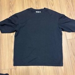 UNIQLO Tシャツの画像