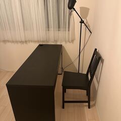 黒いワークデスクとチェアのセットの画像