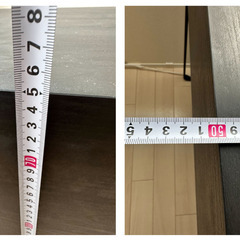 黒いワークデスクとチェアのセットの画像