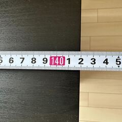 黒いワークデスクとチェアのセットの画像
