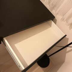 黒いワークデスクとチェアのセットの画像