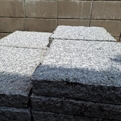 中国産　白御影石　板石　のみ仕上げ加工　石　板石　ロックガーデン　ガーデンストーン　お値打ち品　45×45×7の画像