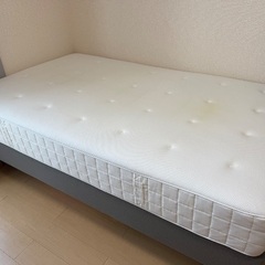 IKEA セミダブルベッドとマットレスの画像