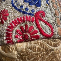 ビーズ刺繍クッションusedの画像