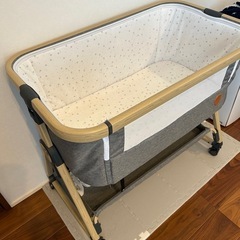 Maydollyのキャスター付きのベビーベッド　説明書付きの画像