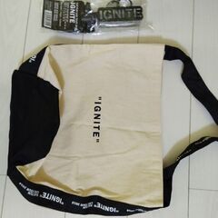 未使用のトートバッグと一回使用のペンライトの画像