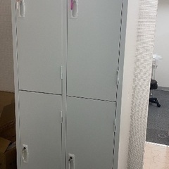 美品　4人用スチールロッカー