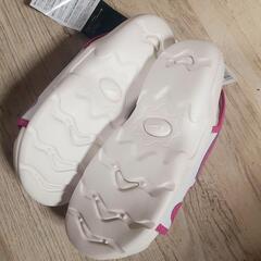 NIKE　白　ピンク　スポーツサンダルの画像