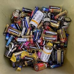 電池のリサイクル工場で仕分けの合間にフォーク作業の画像