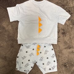 恐竜の服上下セット110cmの画像