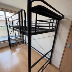 【美品】黒のスチール製ロフトベッド／デスク下収納・はしご階段付きの画像