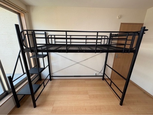 美品】黒のスチール製ロフトベッド／デスク下収納・はしご階段付き