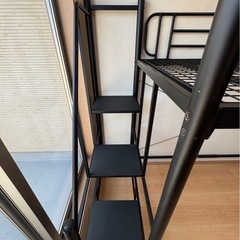 【美品】黒のスチール製ロフトベッド／デスク下収納・はしご階段付きの画像