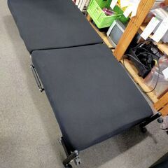 △ A 折りたたみベッド シングルベッド 展開時の寸法 高さ 33㎝ 長さ 210cm 幅 90cm メーカー不明 マットに破れあり 現状渡しの画像