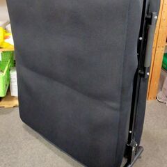 △ A 折りたたみベッド シングルベッド 展開時の寸法 高さ 33㎝ 長さ 210cm 幅 90cm メーカー不明 マットに破れあり 現状渡しの画像