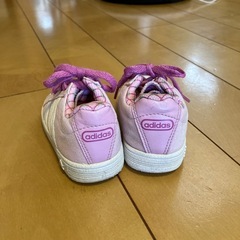 美品‼️キッズスニーカーadidasの画像