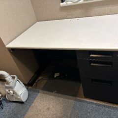 片袖の事務机/計10台ほど(1台〜OK)/取りに来ていただける方のみ/数日以内優先の画像