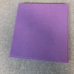 タイルカーペット　一部カット済み　約50x48〜47センチ　パープル　中古　１枚50円の画像
