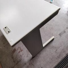 【値段下げ！】ウチダ 事務用片袖机（W1000×D700×H700）鍵有り オフィスデスク オフィス机 中古品の画像