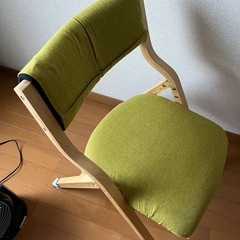ダイニングテーブル、折りたたみ椅子の画像