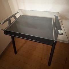 ガラスのデスク、ネイル施術にも使えます！