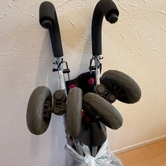 バギーベビーカー黒地×ピンク水玉の画像