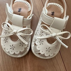 チュッチュッと音が鳴るベビーサンダルの画像