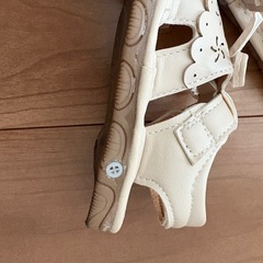 チュッチュッと音が鳴るベビーサンダルの画像