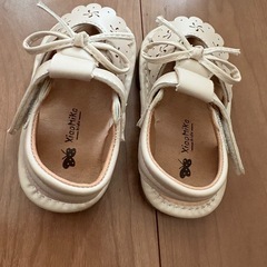 チュッチュッと音が鳴るベビーサンダルの画像