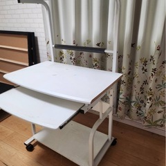 パソコンデスクの画像