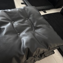 【持ち運び・設置が簡単】ブラック革ローソファの画像