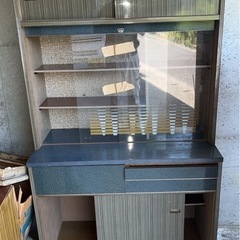 昭和レトロ洋ダンスと明治大正レトロ机の画像